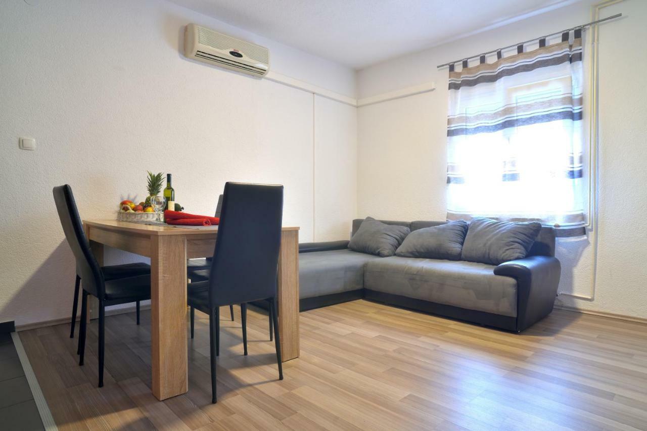 Red Rose Apartment Split Exterior photo